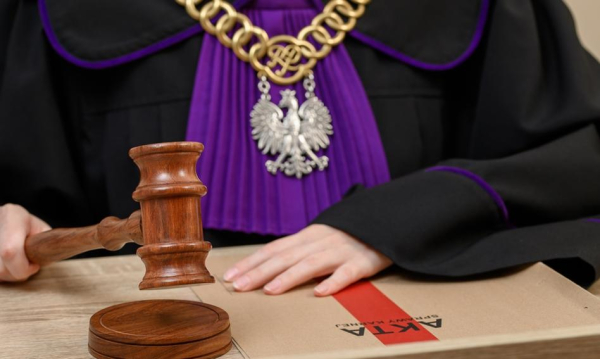 Główna 43 Prawnik od „trumien na kółkach” ubiega…