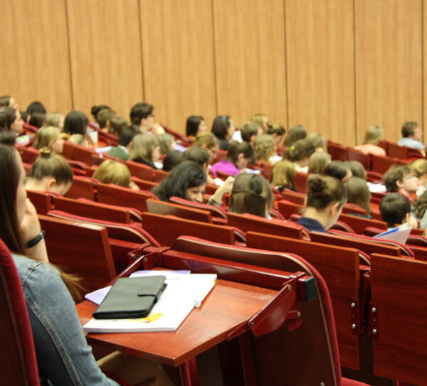 Zarobki absolwent&oacute;w: Sprawdź, kt&oacute;re polskie uczelnie najlepiej przygotowują&hellip;