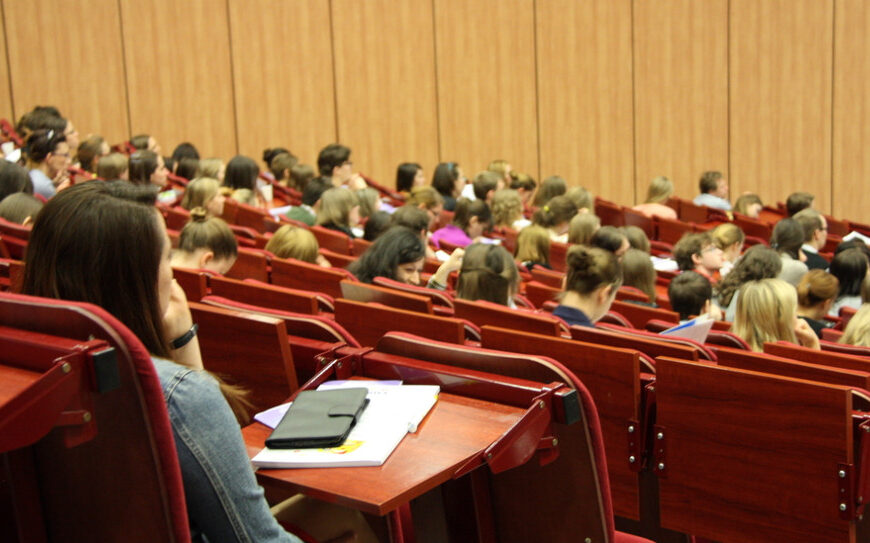 Zarobki absolwent&oacute;w: Sprawdź, kt&oacute;re polskie uczelnie najlepiej przygotowują do zawodu i gwarantują wysokie pensje