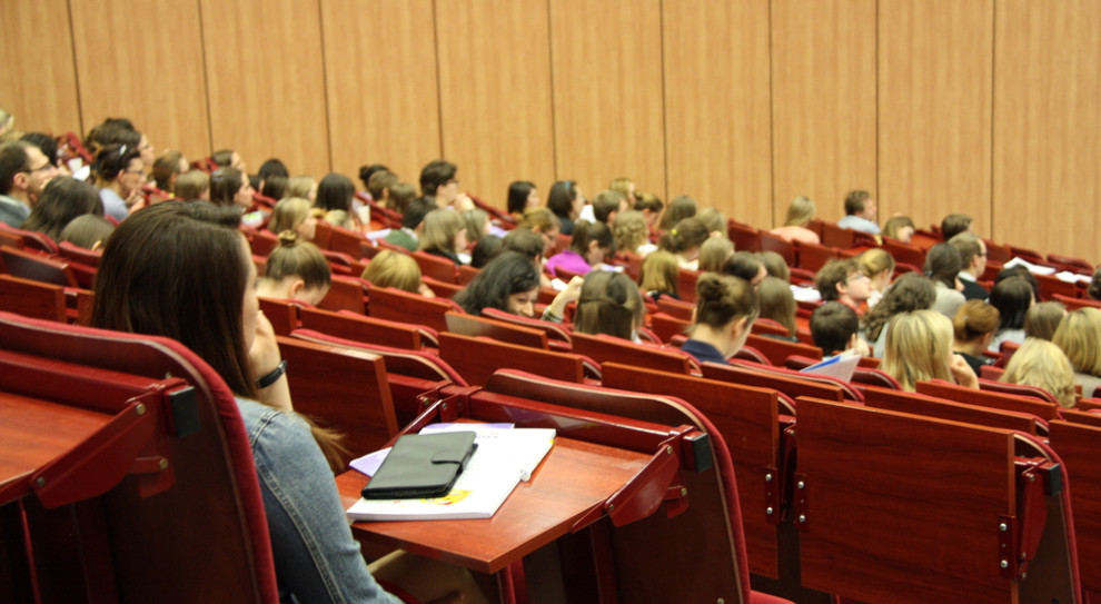 Zarobki absolwent&oacute;w: Sprawdź, kt&oacute;re polskie uczelnie najlepiej przygotowują do zawodu i gwarantują wysokie pensje 2