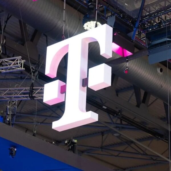 T-Mobile przełamuje bariery: tłumacz rozm&oacute;w w&hellip;