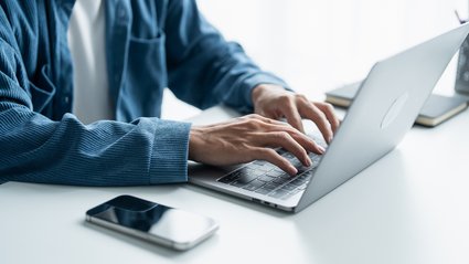 Macbook, Lenovo i Asus - megawydajne, szybkie i z mocną baterią. Nie uwierzysz, kt&oacute;ry wygrywa