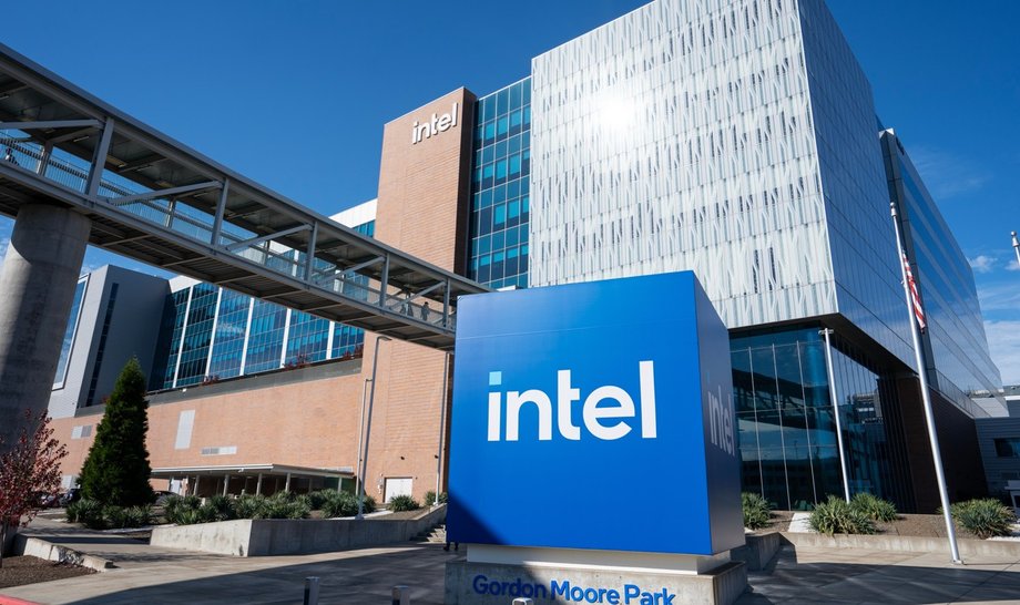 intel przechodzi wewnętrzną transformację i wiele wskazuje na to, że dalej będzie inwestował w fabryki.