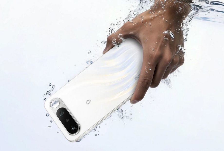 Smartfon z certyfikatem wodoszczelności IP67 lub IP68 nie boi się nawet całkowitego zanurzenia