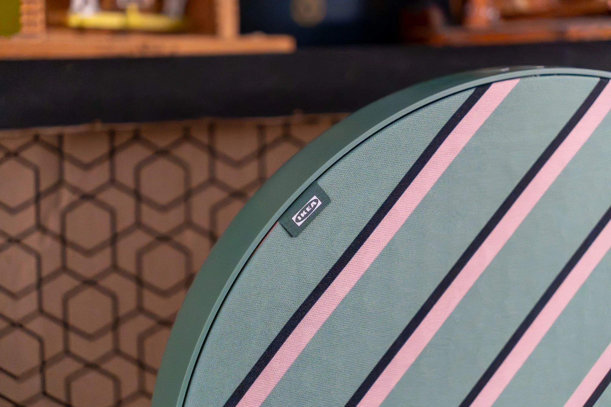 Odkryj grający mebel: tani głośnik, kt&oacute;ry pokochasz (i nie będziesz musiał ukrywać!) 15