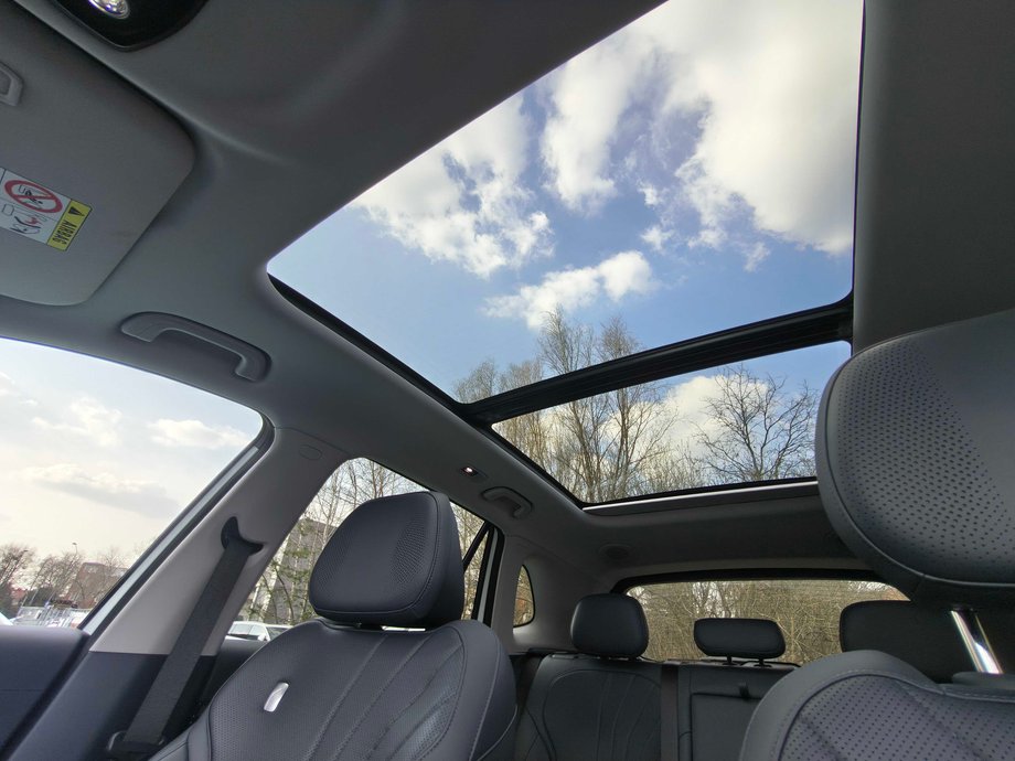 Odkryj Geely E5: Zobacz, jak wypada odświeżony chiński elektryk po zmianach 22 Panoramiczny dach obsługuje się z tabletu, a światła awaryjne w podsufitce