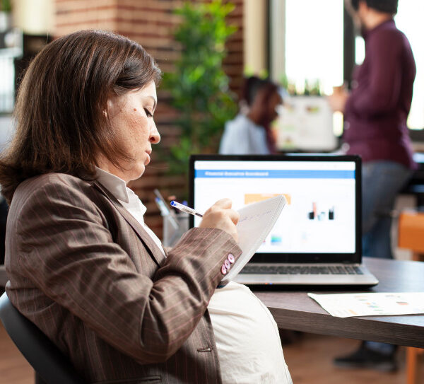 Posłowie PiS inicjują rewizję Kodeksu pracy: trwają kluczowe&hellip;