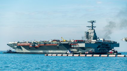 Największy okręt świata uszkodzony. Musi opuścić Bliski Wsch&oacute;d