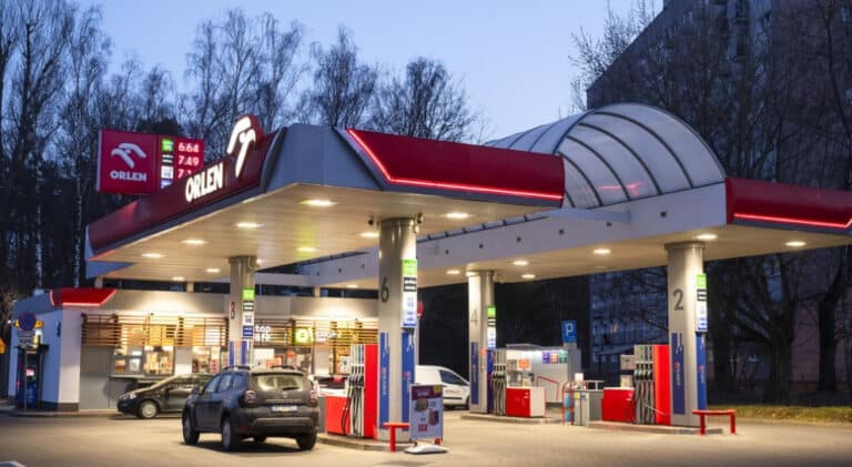 Niemcy tankują w Polsce. Sprawdź, dlaczego benzyna jest tańsza i gdzie tworzą się korki