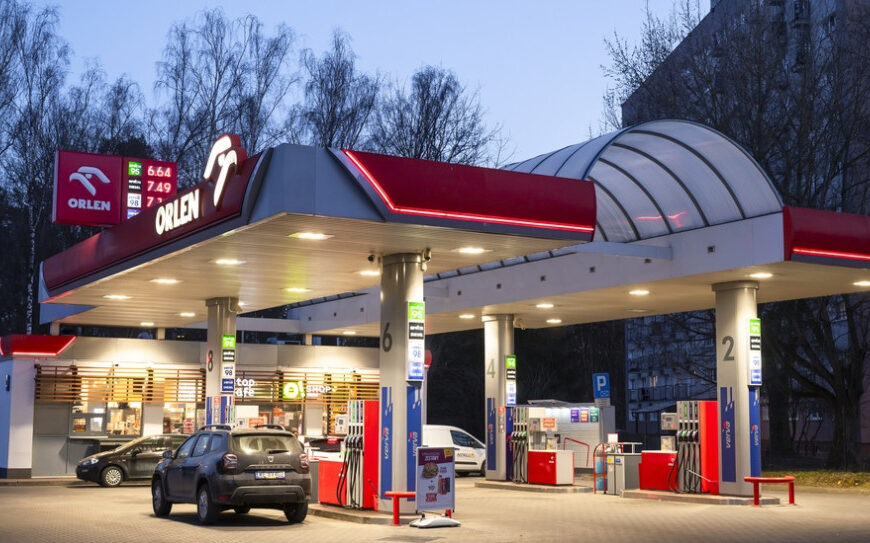 Niemcy tankują w Polsce. Sprawdź, dlaczego benzyna jest tańsza i gdzie tworzą się korki