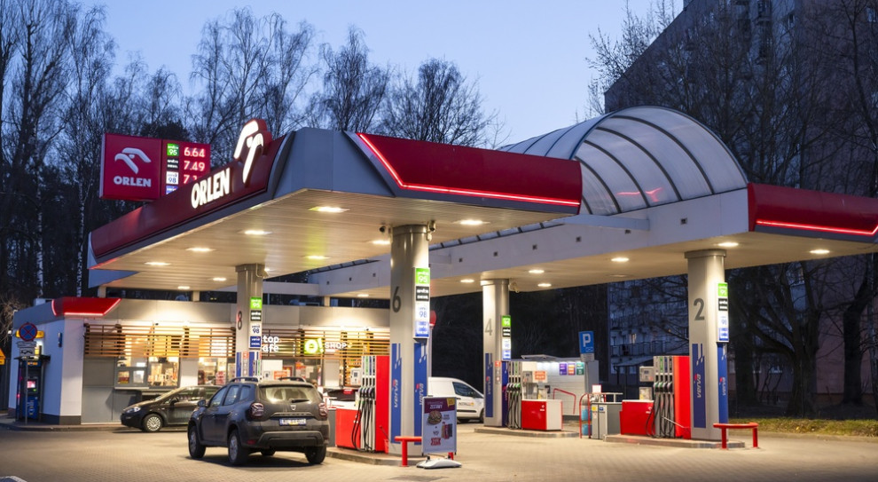 Niemcy tankują w Polsce. Sprawdź, dlaczego benzyna jest tańsza i gdzie tworzą się korki 4