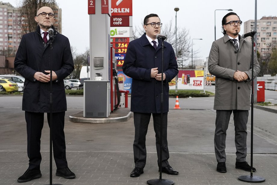 Od lewej prezes Orlenu Ireneusz Fąfara, minister energii Miłosz Motyka i minister aktyw&oacute;w państwowych Wojciech Balczun