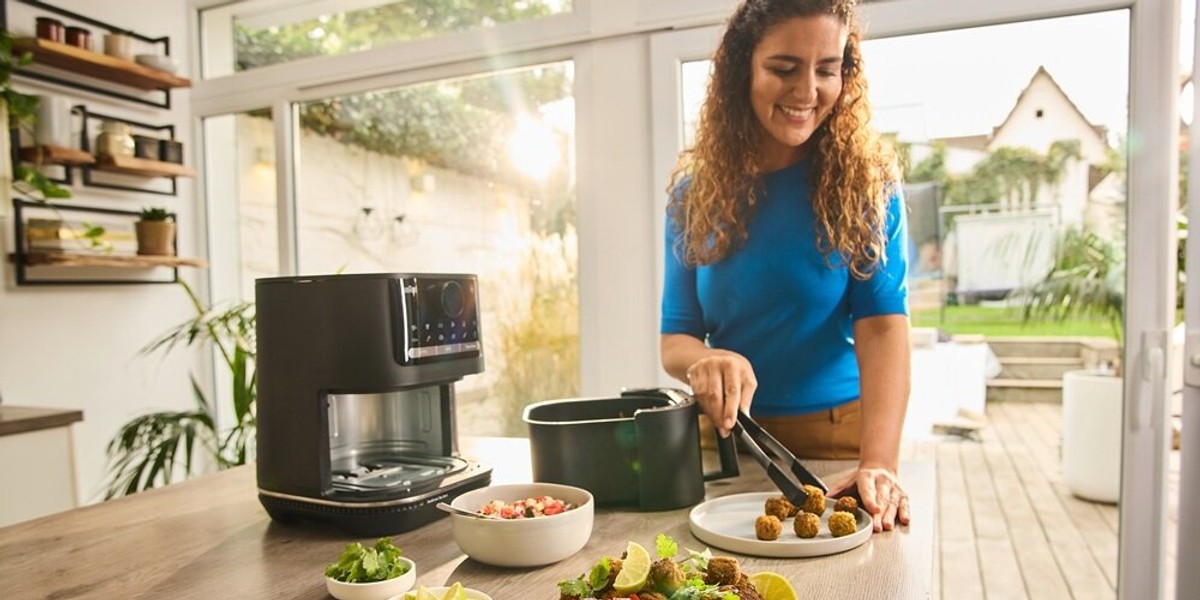 Koniec z gumowatym jedzeniem: airfryer Braun wykonuje świetną robotę