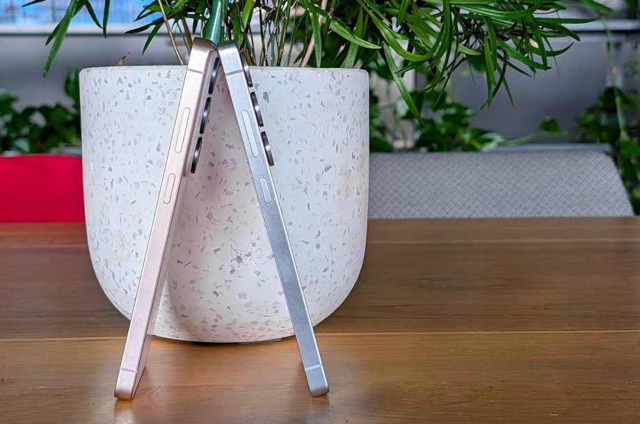 Rama Galaxy S26 Ultra jest minimalnie szczuplejsza (o 0,3 mm) niż w Galaxy S25 Ultra, ale sekcja jego aparatu wyraźnie bardziej wystaje (4.4 mm vs 3,4 mm)