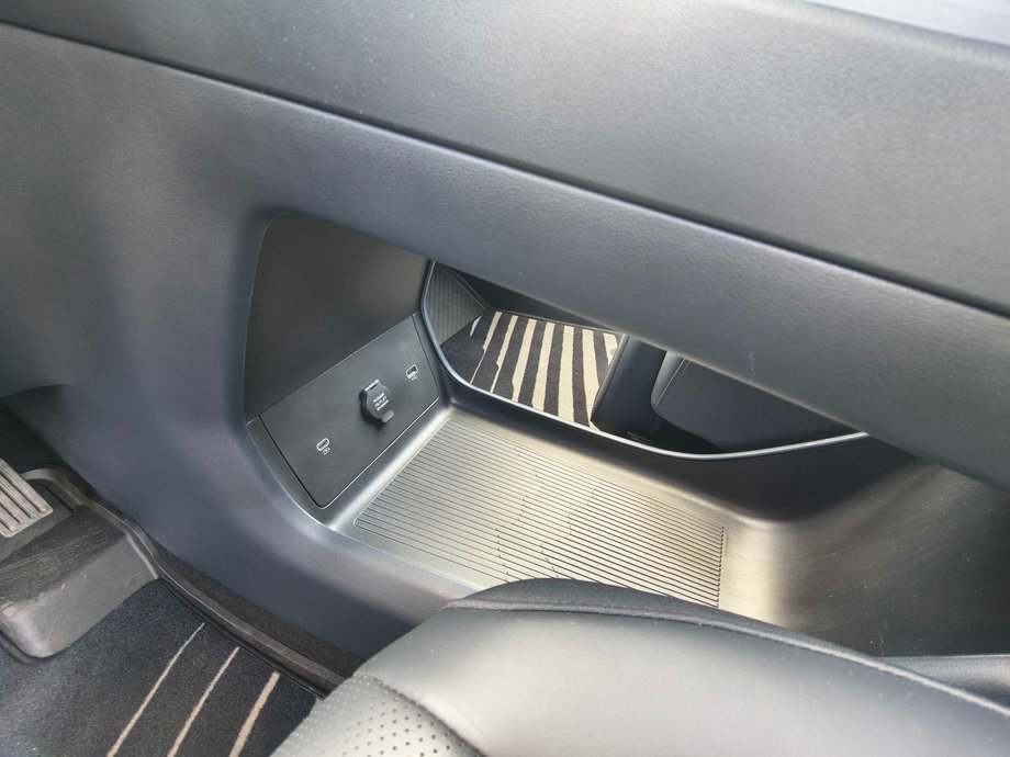 Odkryj Geely E5: Zobacz, jak wypada odświeżony chiński elektryk po zmianach 27 Piętrowy "tunel" śrdkowy