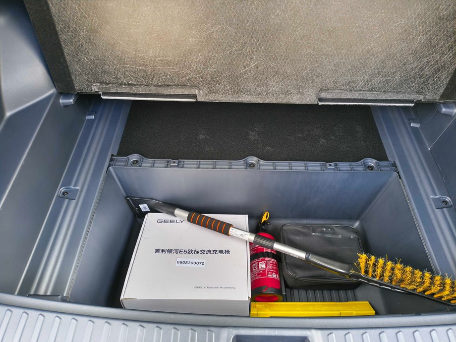 Odkryj Geely E5: Zobacz, jak wypada odświeżony chiński elektryk po zmianach 30 Schowek pod podłogą bagażnika