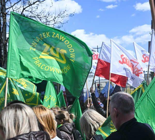 ZUS: Związkowcy odrzucają propozycję, pracodawca zwiększa premię