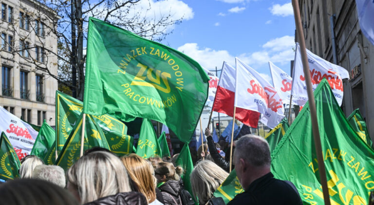 ZUS: Związkowcy odrzucają propozycję, pracodawca zwiększa premię ZUS: Związkowcy odrzucają propozycję, pracodawca zwiększa premię