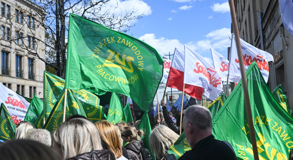 ZUS: Związkowcy odrzucają propozycję, pracodawca zwiększa premię 2