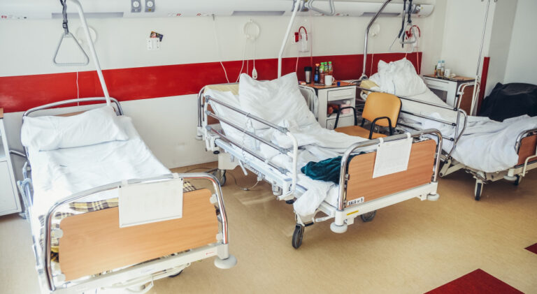 Szpitale powiatowe toną w długach: Lesko nie wypłaci pensji pracownikom