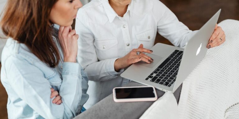 Odkryj 5 kluczowych firm, które ułatwią Twojej firmie przejście na Krajowy System e-Faktur w 2026 roku.