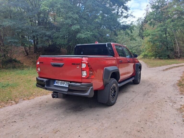 Toyota Hilux GR Sport po face liftingu zyskuje moc i innowacje