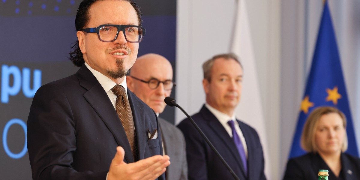 Balczun zdradza tajniki pakietu local content: przełomowe ogłoszenie już wkrótce 3 Minister aktywów państwowych Wojciech Balczun, w tle prezes Orlenu Ireneusz Fąfara i prezes Azotów Marcin Celejewski