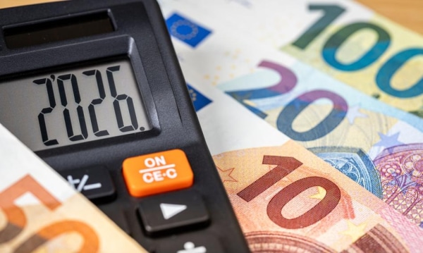 Napięcia globalne zmuszają firmy do gromadzenia gotówki – sprawdź, jak to wpływa na Twoje finanse