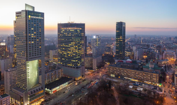 Polska napędza rynek nieruchomości komercyjnych: miliardy euro inwestycji w regionie. Polska napędza rynek nieruchomości komercyjnych: miliardy euro inwestycji w regionie.