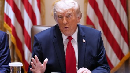 Trump nie kończy rozm&oacute;w z Iranem. W grze 300 mld dol. i los cieśniny Ormuz