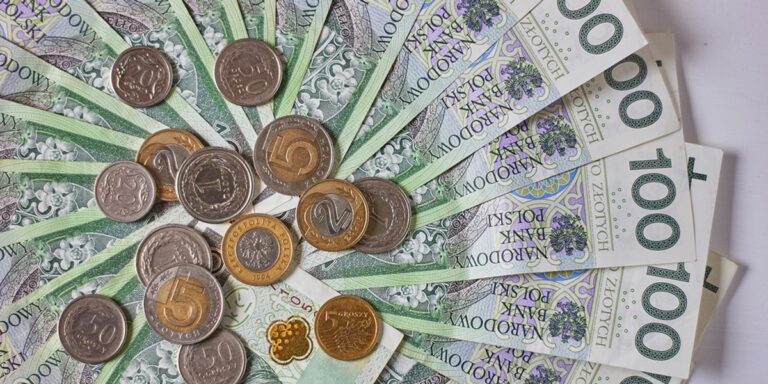 Rada Polityki Pieniężnej analizuje wzrost stóp procentowych – kluczowa rola cen ropy naftowej