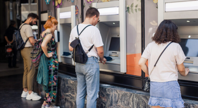 Pracodawcy blokują podwyżkę płacy minimalnej – związki zawodowe bez szans na swoje postulaty?