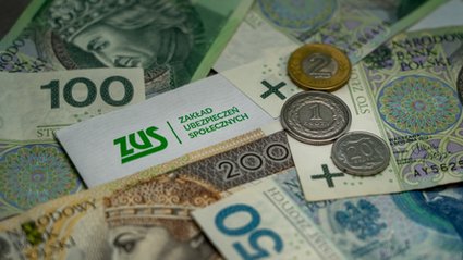 Ruszyły przelewy z ZUS. Niekt&oacute;rzy zobaczą na koncie dodatkowe 4353 zł