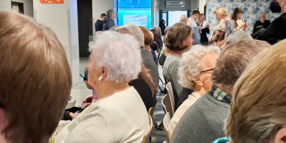 NFZ planuje cięcia. Mogą wr&oacute;cić kolejki na operację na zaćmę