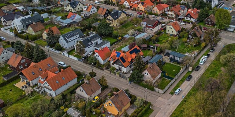 Rząd zamyka furtkę nieuczciwym praktykom. Nowe przepisy dla właścicieli domów uderzą w naciągaczy.