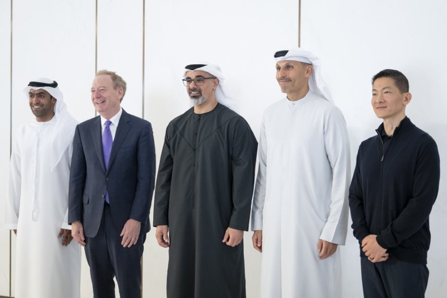 Brad Smith, wiceprzewodniczący i prezes firmy Microsoft oraz przedstawiciele emirackiej firmy technologicznej, w tym Peng Xiao, prezes firmy G42