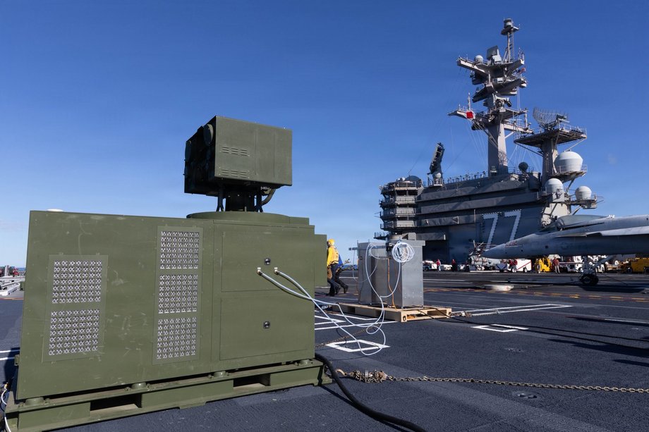 LOCUST - system uzbrojenia laserowego na pokładzie lotniskowca USS George HW Bush (CVN-77)