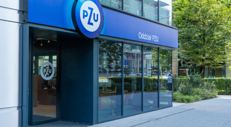 PZU zaskakuje: Znamy zarobki prezesów. Kto zgarnął największą premię?
