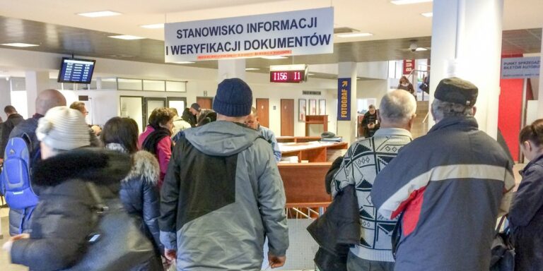 Polscy urzędnicy eksperymentują z AI, choć brakuje regulacji – rząd sprawdza, jak to robią