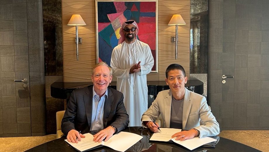 Podpisanie umowy między Microsoftem a G42, kwiecień 2024 r. [w tle Tahnoon bin Zayed Al Nahyan, znany szerzej jako "Szejk-Szpieg"]