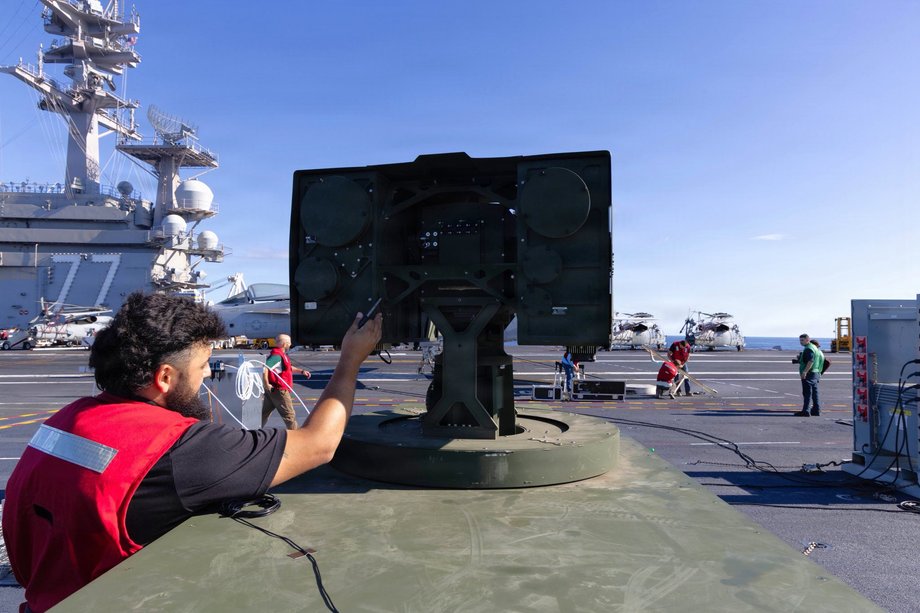 LOCUST - system uzbrojenia laserowego na pokładzie lotniskowca USS George HW Bush (CVN-77)