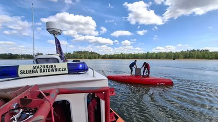 Eksmisja ratownik&oacute;w nad Śniardwami dzieli lokalne władze