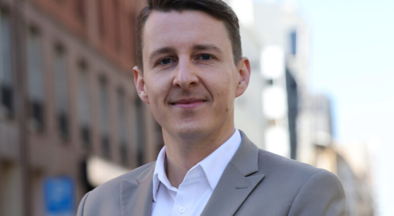 Przepracuj rok dłużej i zyskaj tysiące na emeryturze – rekordzista zarabia 54 tys. zł!