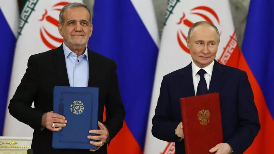 Prezydent Rosji Władimir Putin i prezydent Iranu Masud Pezeshkian podpisali w styczniu 2025 umowy handlowe i wojskowe w ramach 20-letniego "strategicznego partnerstwa" wzmacniające więzi między krajami w obliczu dotkliwych sankcji ze strony Zachodu 