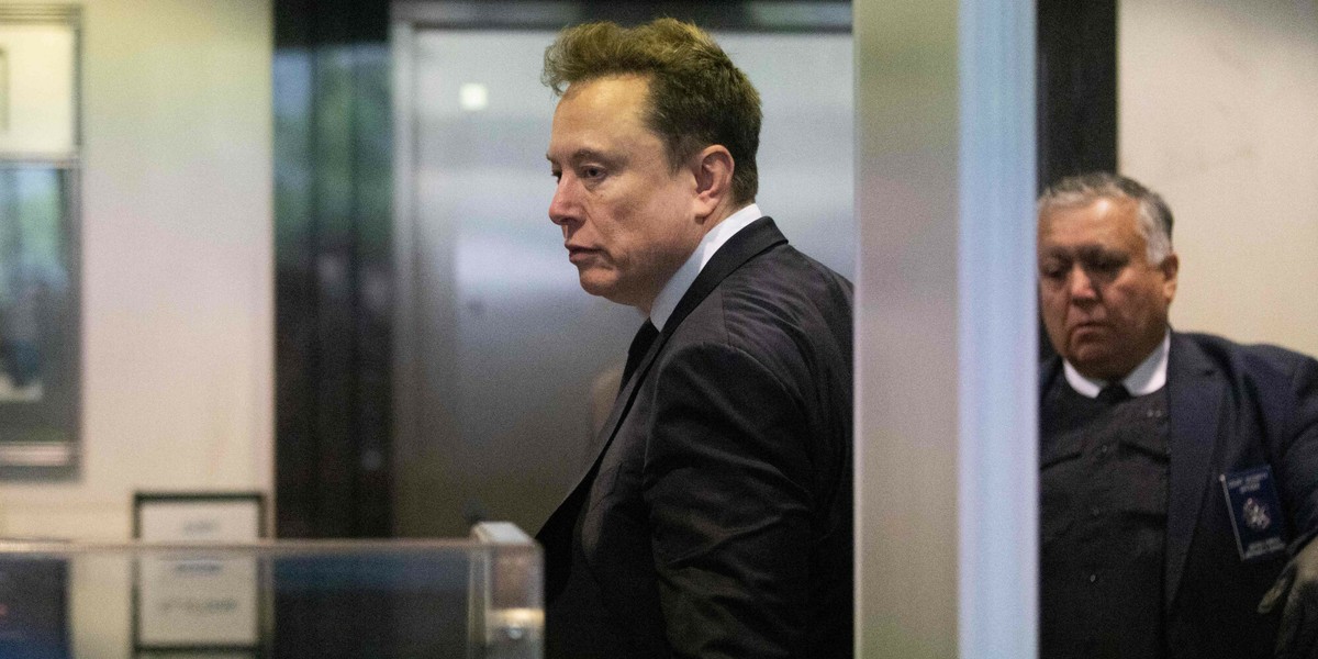 Elon Musk wchodzi do federalnego sądu w Oakland w Kalifornii, 28.04.2026 r.