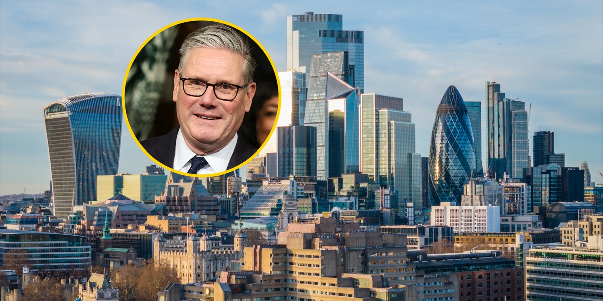 Keir Starmer, premier Wielkiej Brytanii. W tle: Londyn, zdjęcie ilustracyjne 