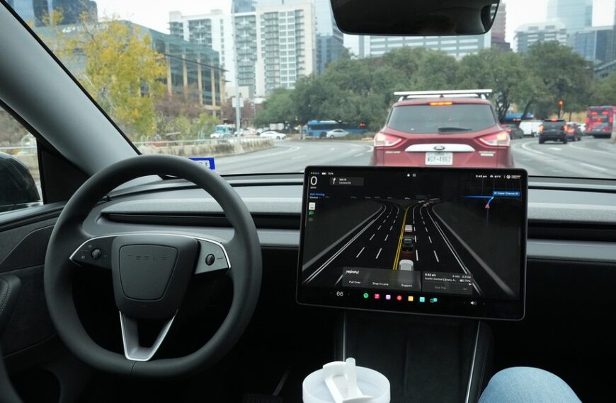 Odkryj prawdę o robotaks&oacute;wkach Tesli: czy Elon Musk zrealizuje swoją wizję rewolucji?