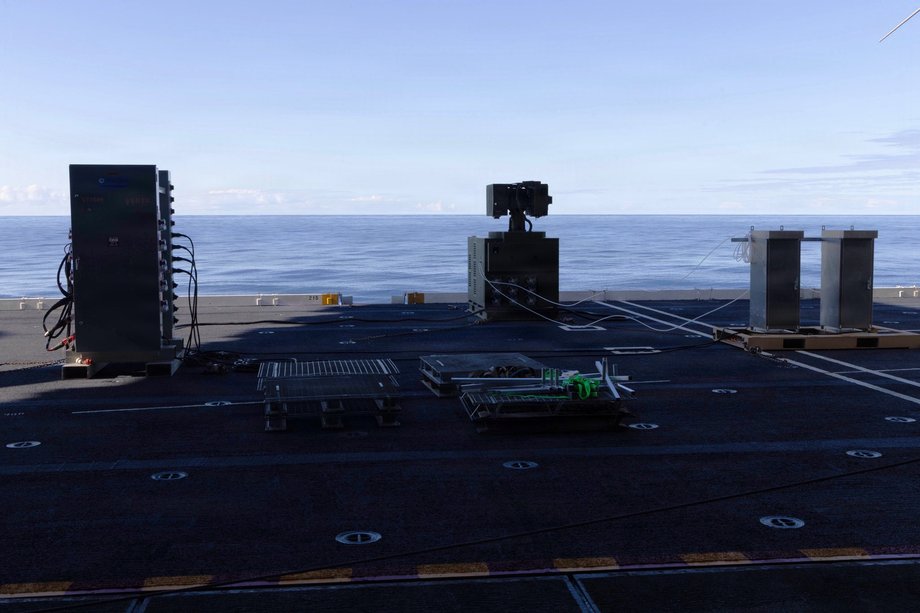 LOCUST - system uzbrojenia laserowego na pokładzie lotniskowca USS George HW Bush (CVN-77) - pojedynczy moduł