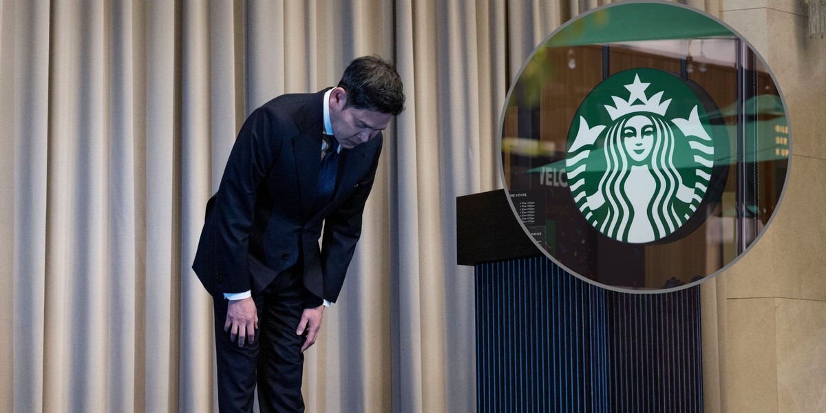Chung Yong-jin, prezes Shinsegae Group, kłania się, by przeprosić za akcję Starbucksa w Korei