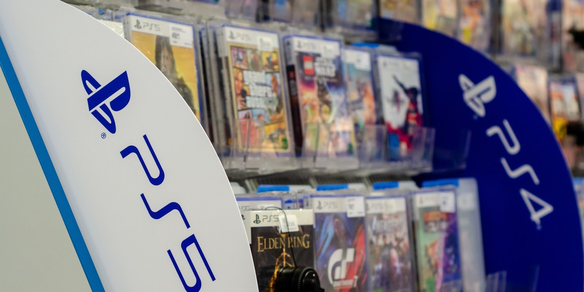 PlayStation 5 i PlayStation 4 - stanowisko z grami w pudełkach